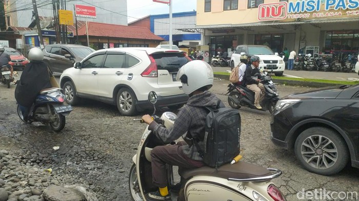Jalan rusak di Jalan Antang Raya, Makassar.