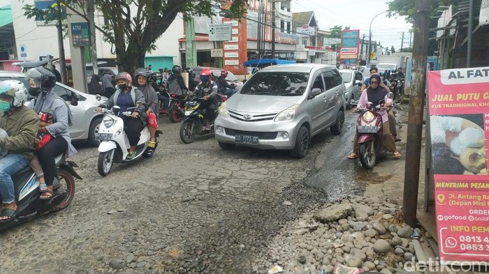Jalan rusak di Jalan Antang Raya, Makassar.