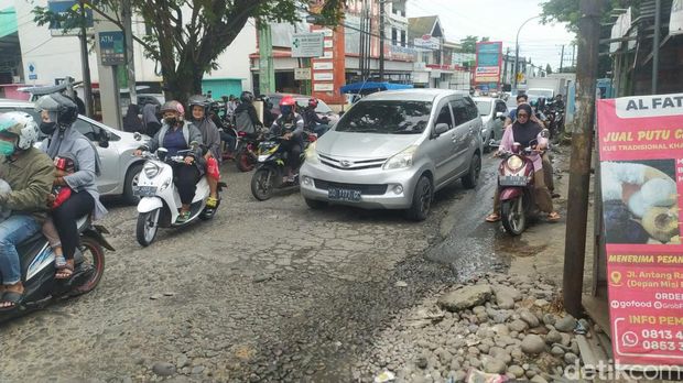 Jalan rusak di Jalan Antang Raya, Makassar.