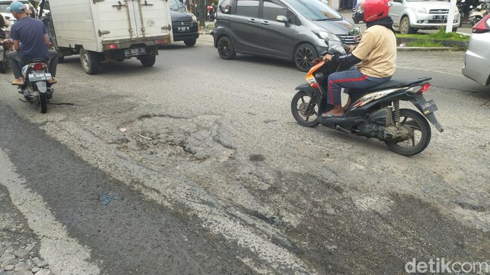Jalan rusak di Jalan Antang Raya, Makassar.
