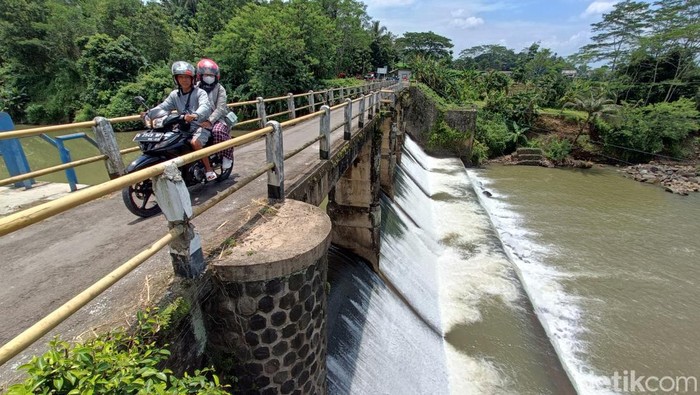Jembatan Sungai Logawa Banyumas, Sabtu (4/3/2023). TKP ibu hamil tewas terjatuh dari motor.