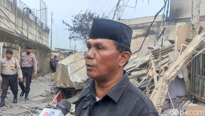 Junaedi mencari keluarganya yang hilang pasca kebakaran depo Plumpang, Jakarta Utara.