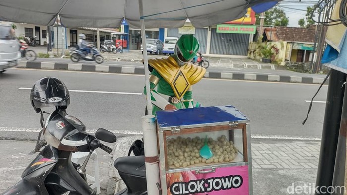 Juwasno dalam balutan kostum Power Rangers hijau saat berjualan cilok di Sleman, Sabtu (4/3/2023).