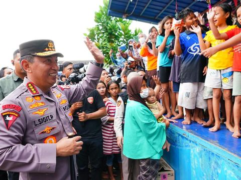 Kapolri Jenderal Listyo Sigit Prabowo berikan bantuan ke pengungsi kebakaran Depo Pertamina Plumpang (dok.istimewa)