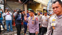 Kapolri mendatangi TKP setelah mengecek posko dan dapur umum. Pantauan detikcom, Jenderal Sigit berjalan kaki dari dapur umum yang berada di dekat Koramil 01/Koja ke TKP kebakaran. 