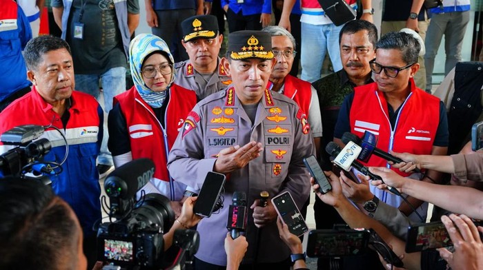 Kapolri Jenderal Listyo Sigit Prabowo cek TKP Kebakaran Depo Pertamina Plumpang