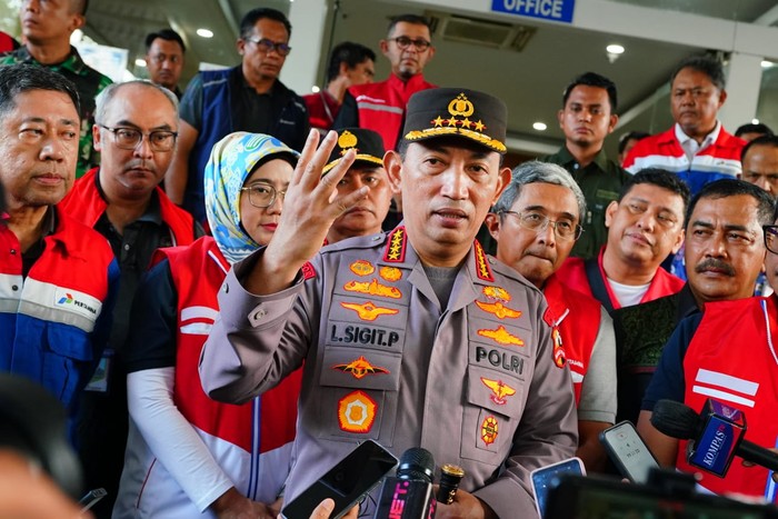 Kapolri Jenderal Listyo Sigit Prabowo cek TKP Kebakaran Depo Pertamina Plumpang