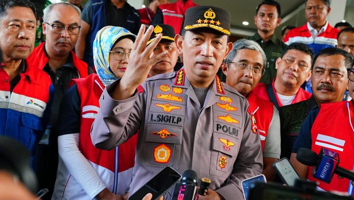 Kapolri Jenderal Listyo Sigit Prabowo cek TKP Kebakaran Depo Pertamina Plumpang