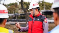 Kapolri Jenderal Listyo Sigit Prabowo meninjau titik awal munculnya api kebakaran di Depo Pertamina Plumpang, Jakarta Utara. Jenderal Listyo Sigit menjelaskan bahwa kebakaran Depo Pertamina Plumpang terjadi saat dilakukan pengisian BBM jenis pertamax di lokasi.