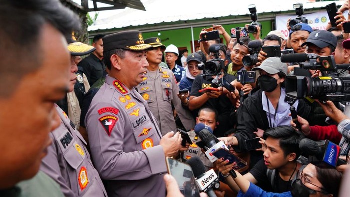 Kapolri Jenderal Listyo Sigit Prabowo memberi keterangan pers usai meninjau permukiman warga terdampak kebakaran depo Pertamina Plumpang (dok Istimewa)