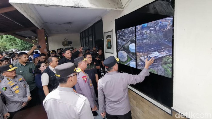 Kapolri Jenderal Listyo Sigit Prabowo meninjau TKP kebakaran depo Pertamina di Plumpang, Jakut. Kapolri mendatangi TKP usai mengecek posko dan dapur umum. (dok Istimewa)