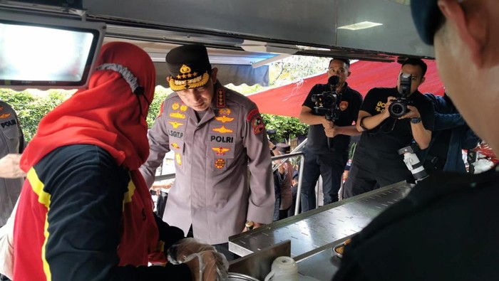 Kapolri Jenderal Listyo Sigit Prabowo tinjau lokasi kebakaran Depo Pertamina Plumpang (dok.istimewa)