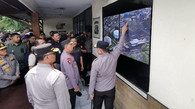 Kapolri Jenderal Listyo Sigit Prabowo tinjau lokasi kebakaran Depo Pertamina Plumpang (dok.istimewa)