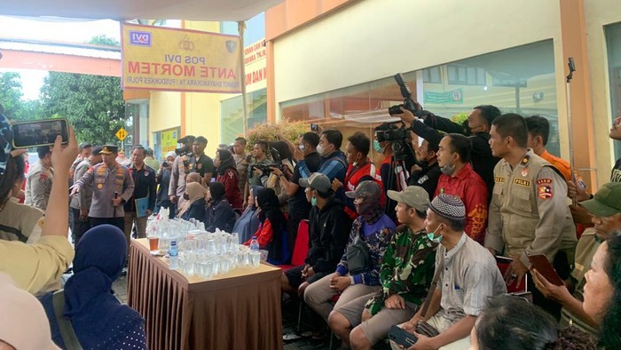 Kapolri Jenderal Listyo Sigit Prabowo menemui keluarga korban kebakaran Depo Pertamina Plumpang di RS Polri, Kramat Jati, Jakarta Timur. Kapolri Jenderal Listyo tiba di RS Polri setelah meninjau langsung tempat kejadian perkara (TKP) kebakaran.