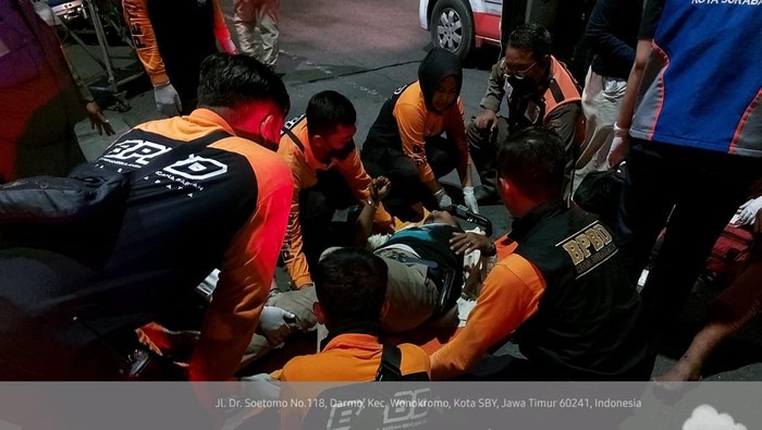 Tiga petugas Satpol PP Surabaya tertabrak pengendara mabuk saat bertugas. Berikut ini kronologinya.