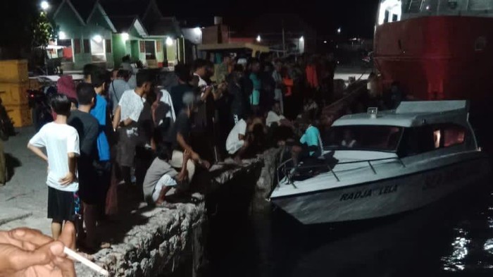 Keluarga awak kapal bersiap menjemput awak KM Baruna Jaya Raya ke Lombok Timur.
