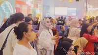 Antusiasme para wanita atau ciwi-ciwi saat berkunjung ke Surabaya X Beauty (Foto: Wisnu Setiadarma/detikJatim)