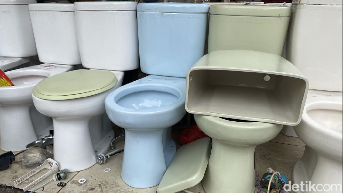 Kloset bekas di Pasar Rumput Manggarai