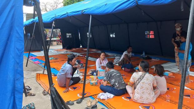Sejumlah warga korban kebakaran Depo Pertamina Plumpang mengungsi di tenda darurat PMI, Jakarta Utara. Sebanyak 89 KK dengan 342 jiwa warga Plumpang mengungsi di tenda PMI