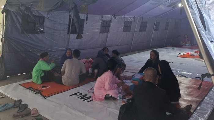 Sejumlah warga korban kebakaran Depo Pertamina Plumpang mengungsi di tenda darurat PMI, Jakarta Utara. Sebanyak 89 KK dengan 342 jiwa warga Plumpang mengungsi di tenda PMI