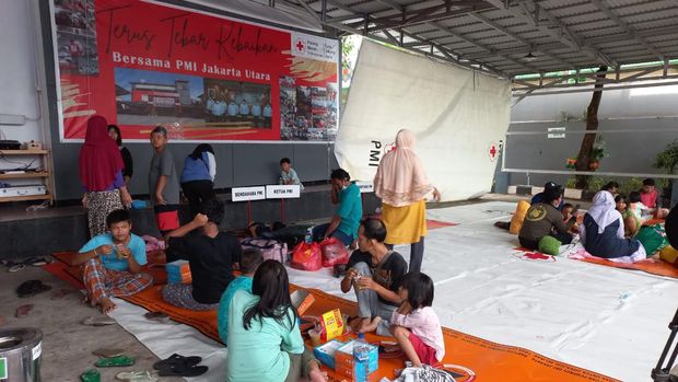 Sejumlah warga korban kebakaran Depo Pertamina Plumpang mengungsi di tenda darurat PMI, Jakarta Utara. Sebanyak 89 KK dengan 342 jiwa warga Plumpang mengungsi di tenda PMI