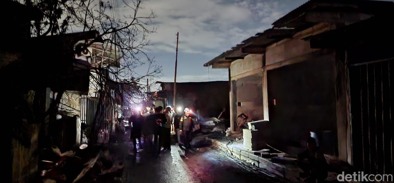Kondisi Kampung Rawa Badak Selatan, Koja, Jakarta Utara, usai kebakaran Depo Pertamina Plumpang, 4 Maret 2023 dini hari. (Farih MS/detikcom)
