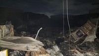 Sepanjang 200 meter, rumah di sini rusak semua, gosong ataupun roboh. Semakin dekat dengan Depo Pertamina, semakin gosong rumah-rumahnya.