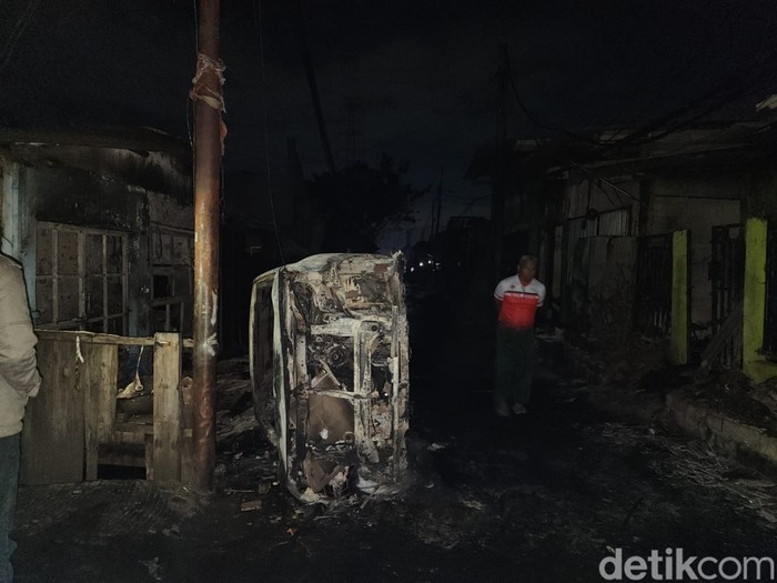 Kondisi Kampung Rawa Badak Selatan, Koja, Jakarta Utara, usai kebakaran Depo Pertamina Plumpang, 4 Maret 2023 dini hari. (Farih MS/detikcom) Kondisi Kampung Rawa Badak Selatan, Koja, Jakarta Utara, usai kebakaran Depo Pertamina Plumpang, 4 Maret 2023 dini hari. (Farih MS/detikcom)