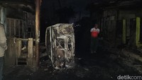 Foto-foto ini diambil sekitar empat jam usai kebakaran kampung yang berasal dari Depo Pertamina Plumpang, Jakarta Utara. Kampung hangus jadi puing dan jelaga.