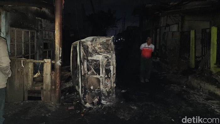 Kondisi Kampung Rawa Badak Selatan, Koja, Jakarta Utara, usai kebakaran Depo Pertamina Plumpang, 4 Maret 2023 dini hari. (Farih MS/detikcom)