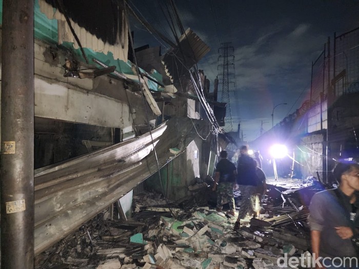 Kondisi Kampung Rawa Badak Selatan, Koja, Jakarta Utara, usai kebakaran Depo Pertamina Plumpang, 4 Maret 2023 dini hari. (Farih MS/detikcom) Kondisi Kampung Rawa Badak Selatan, Koja, Jakarta Utara, usai kebakaran Depo Pertamina Plumpang, 4 Maret 2023 dini hari. (Farih MS/detikcom)