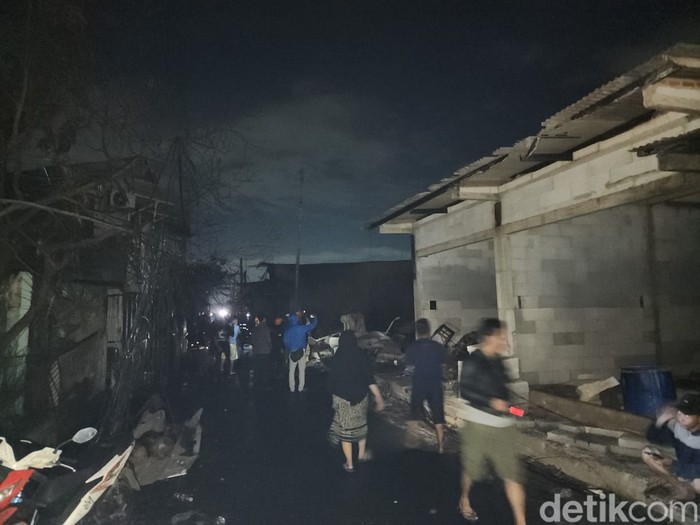 Kondisi Kampung Rawa Badak Selatan, Koja, Jakarta Utara, usai kebakaran Depo Pertamina Plumpang, 4 Maret 2023 dini hari. (Farih MS/detikcom) Kondisi Kampung Rawa Badak Selatan, Koja, Jakarta Utara, usai kebakaran Depo Pertamina Plumpang, 4 Maret 2023 dini hari. (Farih MS/detikcom)