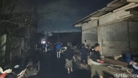 Inilah kondisi kampung yang dekat dengan Depo Pertamina Plumpang, Jakarta Utara. Api kebakaran sudah padam. Tinggal rumah-rumah gosong dan roboh yang tersisa.