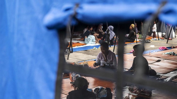 Kondisi Korban Kebakaran Depo Plumpang di Posko PMI Pengungsi kebakaran Depo Pertamina Plumpang berada di tenda darurat di Kantor PMI Jakarta Utara, Koja, Jakarta, Sabtu (4/3/2023). Kebakaran tersebut menyebabkan puluhan rumah hangus terbakar dan belasan warga dilaporkan menjadi korban jiba dalam peristiwa itu. ANTARA FOTO/Aprillio Akbar/foc.