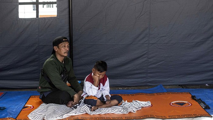 Kondisi Korban Kebakaran Depo Plumpang di Posko PMI Pengungsi kebakaran Depo Pertamina Plumpang berada di tenda darurat di Kantor PMI Jakarta Utara, Koja, Jakarta, Sabtu (4/3/2023). Kebakaran tersebut menyebabkan puluhan rumah hangus terbakar dan belasan warga dilaporkan menjadi korban jiba dalam peristiwa itu. ANTARA FOTO/Aprillio Akbar/foc.
