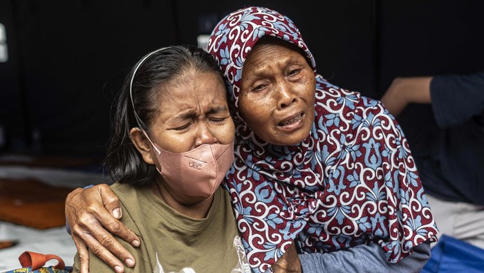 Pengungsi kebakaran Depo Pertamina Plumpang berada di tenda darurat di Kantor PMI Jakarta Utara, Koja, Jakarta, Sabtu (4/3/2023). Kebakaran tersebut menyebabkan puluhan rumah hangus terbakar dan belasan warga dilaporkan menjadi korban jiba dalam peristiwa itu. ANTARA FOTO/Aprillio Akbar/foc.