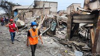 Rumah-rumah warga juga hangus terkena kobaran api.