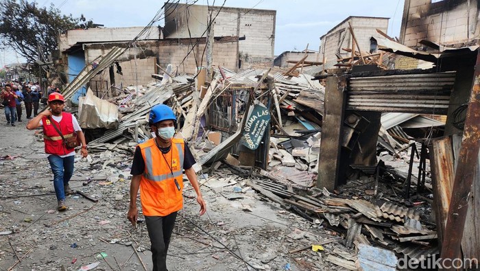 Kondisi Permukiman yang Kena Imbas Kebakaran Depo Plumpang Kebakaran Depo Pertamina Plumpang merembet ke permukiman warga, Sabtu (4/3/2023). Kondisi rumah di sekitar TKP pun hangus.