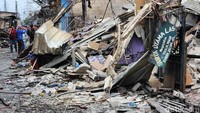 Terlihat atap yang hangus terbakar hingga tembok rumah yang runtuh dan materialnya berserakan di tanah.
