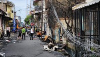 Saat ini beberapa warga mulai kembali ke TKP untuk mengecek rumahnya.
