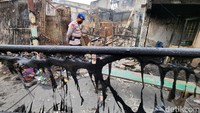 Api berhasil dipadamkan setelah sebanyak 250 orang personel dan lebih dari 45 mobil pemadam dikerahkan ke lokasi.