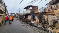 Aroma hangus sisa kebakaran pun masih tercium jelas di lokasi.