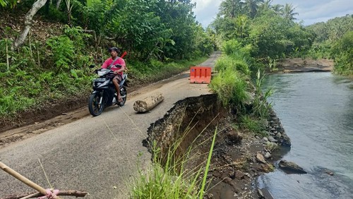 Kondisi salah satu jalan jebol di Desa Yehembang Kauh, Kecamatan Mendoyo, Jembrana, Bali, Sabtu (4/3/2023).