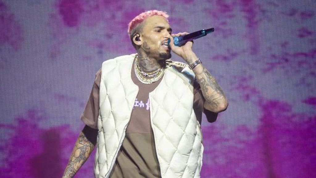 Viral Aksi Chris Brown Buang Ponsel Penonton yang Sibuk Selfie saat Konser