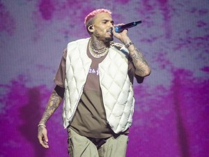 Viral Aksi Chris Brown Buang Ponsel Penonton yang Sibuk Selfie saat Konser