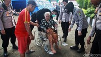 Sebanyak 81 keluarga dengan 418 jiwa mengungsi di Posko RPTRA Rasela.