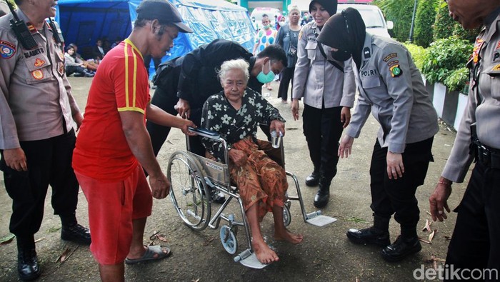 Ratusan warga mengungsi imbas kebakaran Depo Plumpang, Jakarta Utara, Sabtu (4/3/2023). Salah satu lokasi pengungsian berada di RPTRA Rasela.