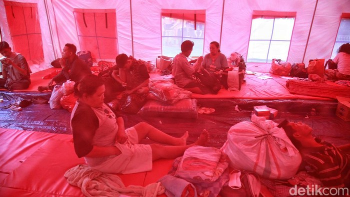 Ratusan warga mengungsi imbas kebakaran Depo Plumpang, Jakarta Utara, Sabtu (4/3/2023). Salah satu lokasi pengungsian berada di RPTRA Rasela.