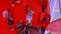 Sebagian pengungsi merupakan anak-anak.