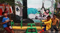 Sejumlah anak bermain di lokasi pengungsian RPTRA Rasela.
